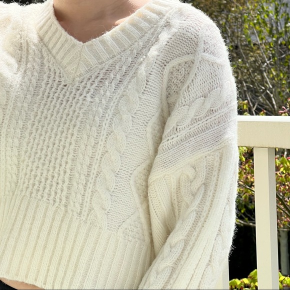KOREAN WHITE CHUNKY CROPPED SWEATER - Picture 4 of 4